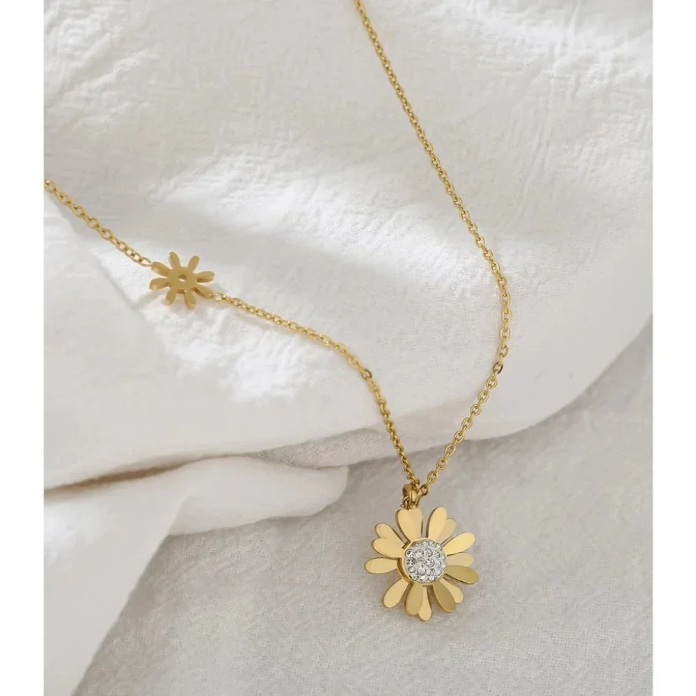 NEW 18K Gold Plated Diamond Daisy Flower Necklace - Picture 5 of 6